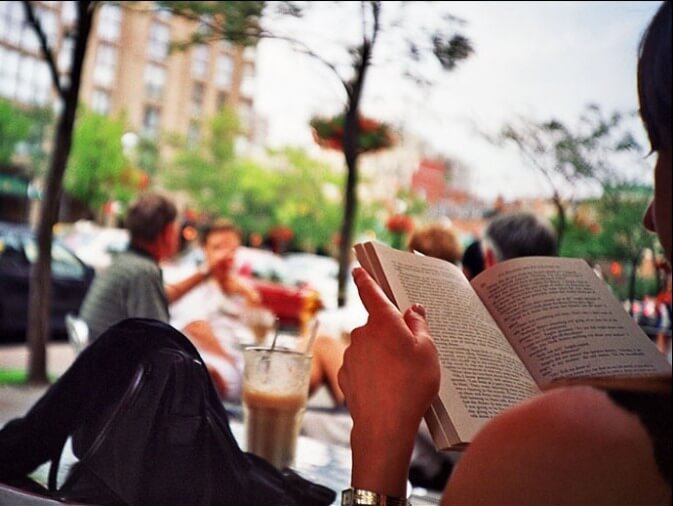 disfrutar un cafe y leer