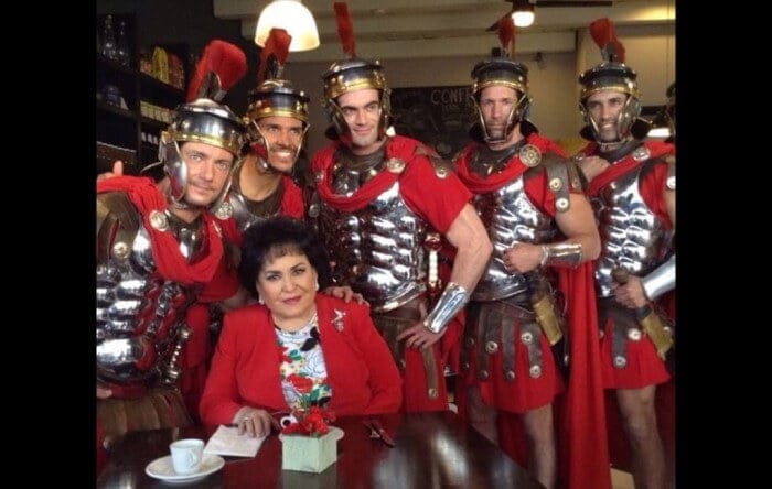 Carmen Salinas y los guardias de Emperador